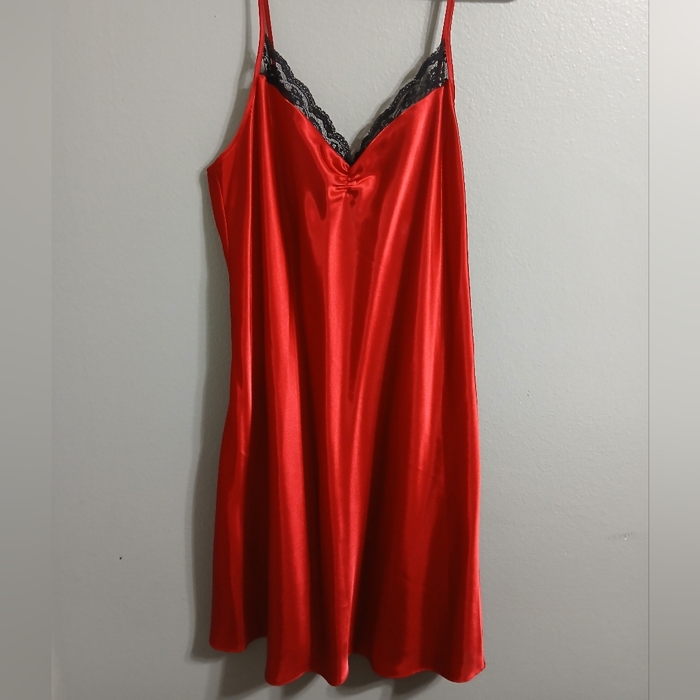 Elegant Red Satin‎ Nightgown with Lace Trim - Picture 8 of 10